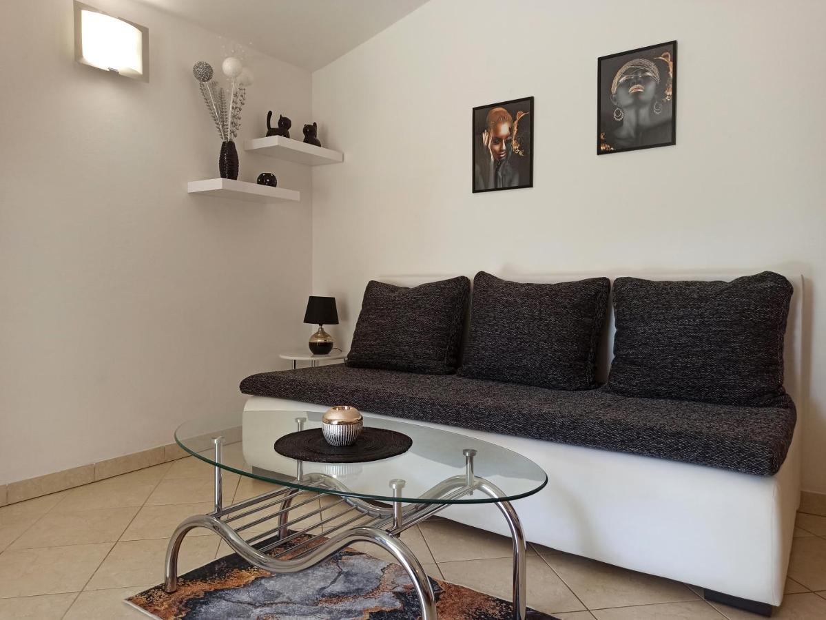 Apartman Dora Pula Exterior photo