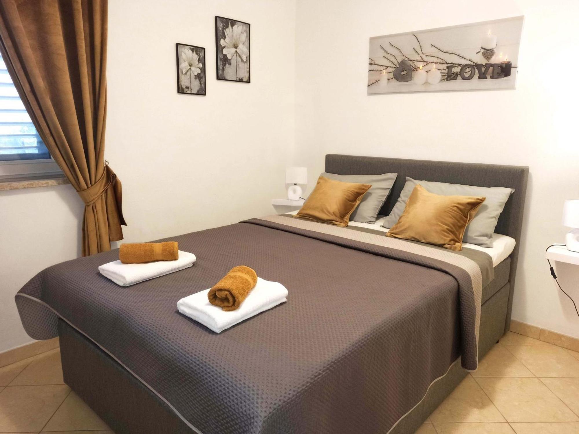 Apartman Dora Pula Exterior photo